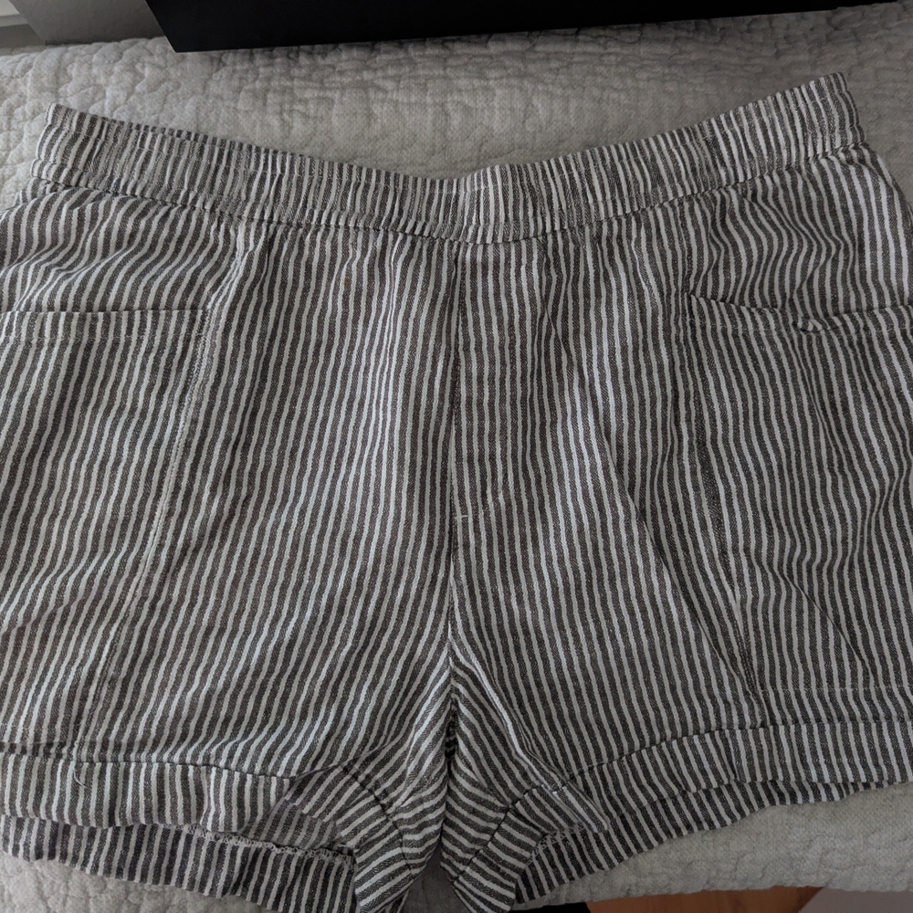 Old Navy Women's Striped Gray Shorts